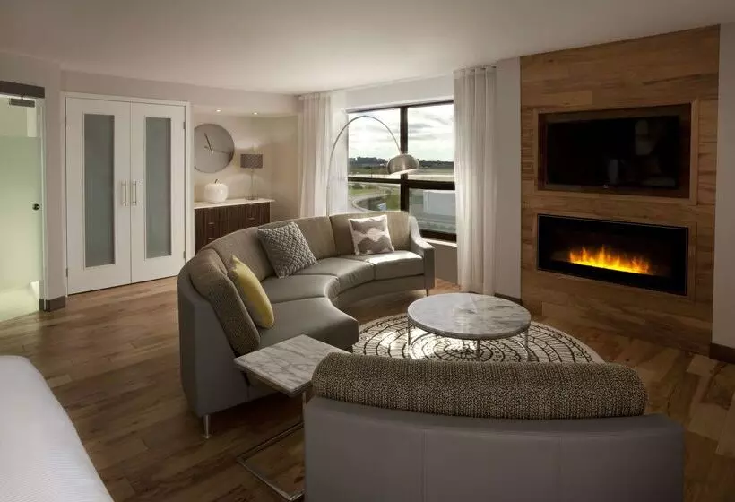 Hilton Toronto Airport Hotel & Suites