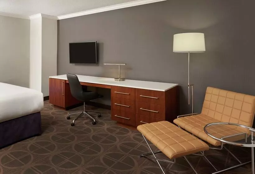 Hilton Toronto Airport Hotel & Suites