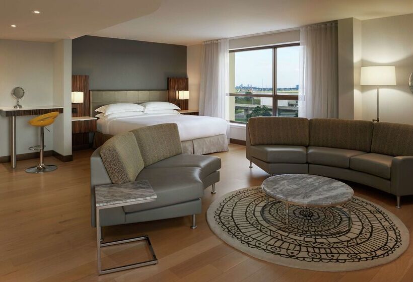 Hilton Toronto Airport Hotel & Suites