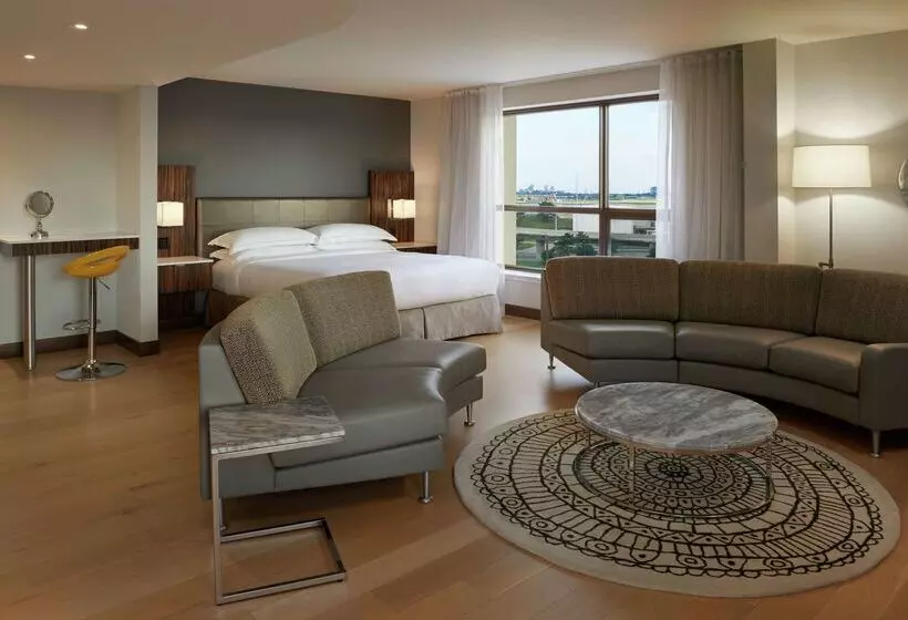 Hilton Toronto Airport Hotel & Suites