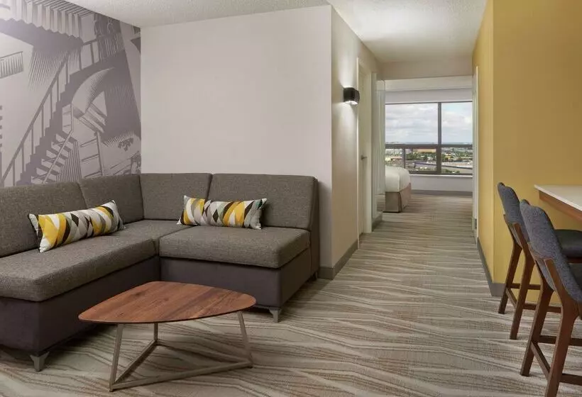 Hilton Toronto Airport Hotel & Suites