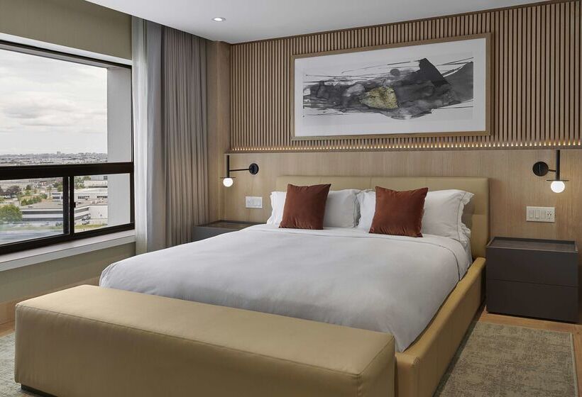 Hilton Toronto Airport Hotel & Suites