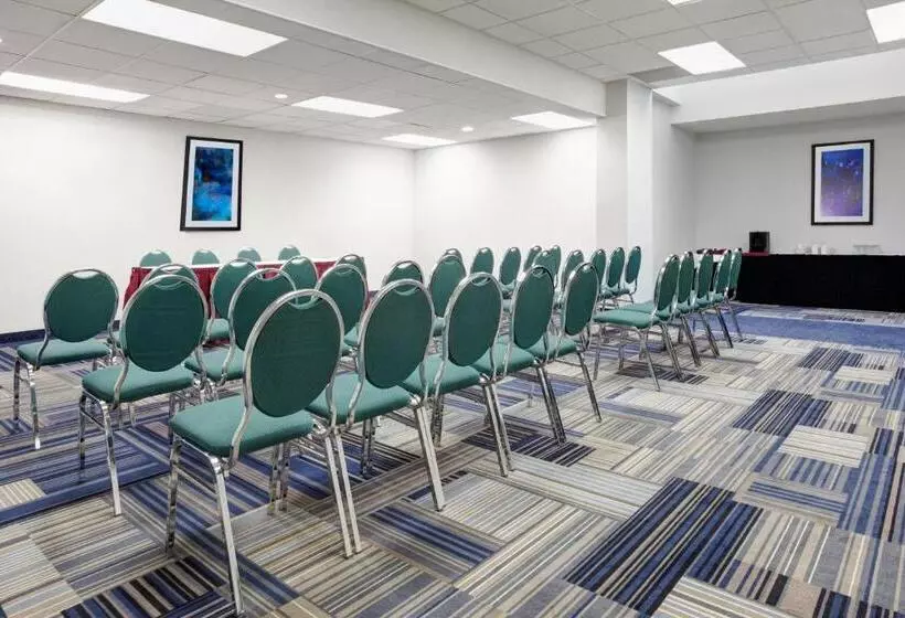 בית מלון כפרי Holiday Inn Ottawa East, An Ihg