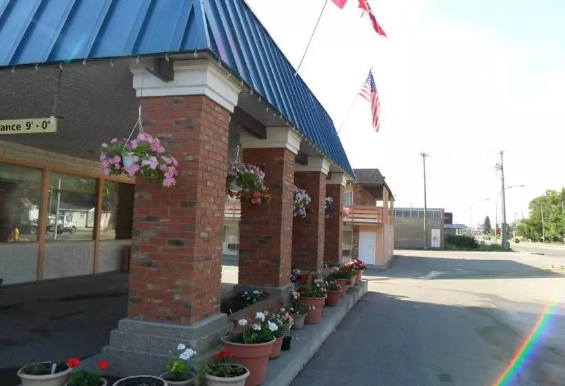 בית מלון כפרי Northwoods Inn & Suites