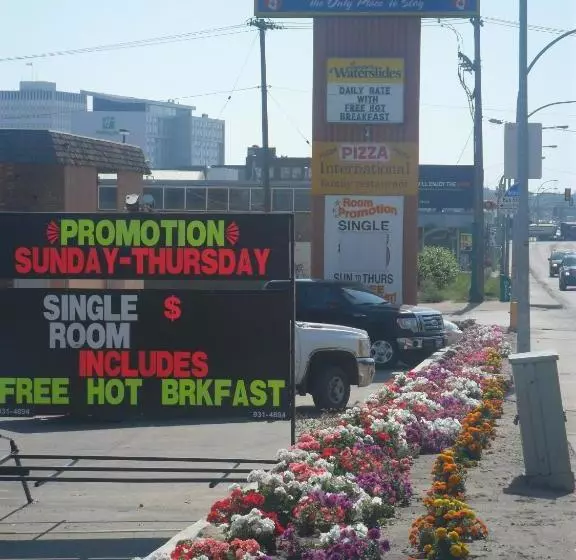 בית מלון כפרי Northwoods Inn & Suites