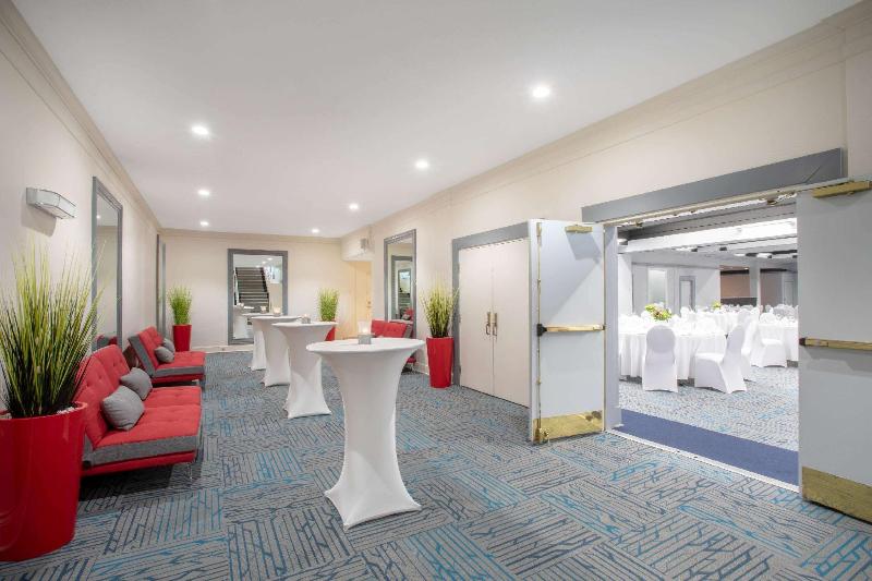 هتل Quality Inn & Conference Centre Kingston Central