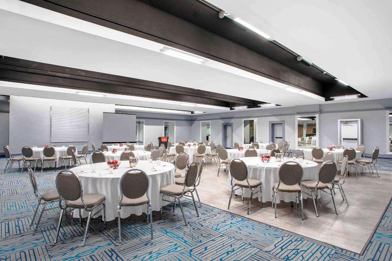 هتل Quality Inn & Conference Centre Kingston Central