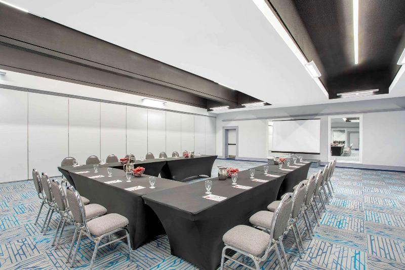 هتل Quality Inn & Conference Centre Kingston Central