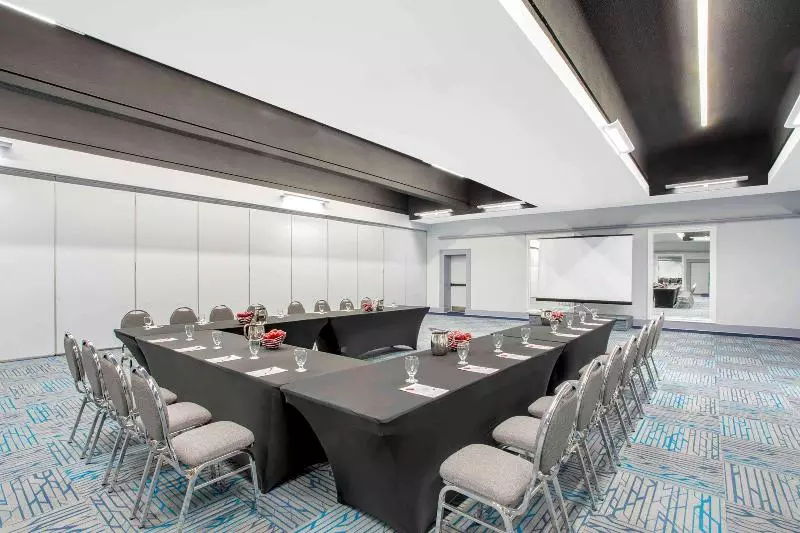 Hotel Quality Inn & Conference Centre Kingston Central