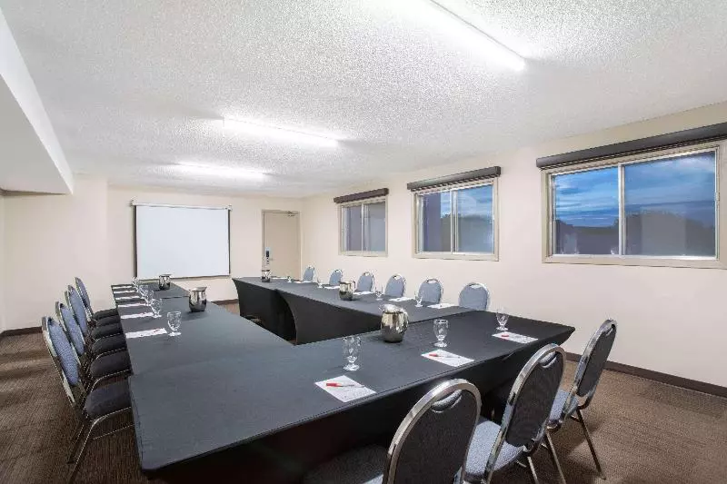 Hotel Quality Inn & Conference Centre Kingston Central