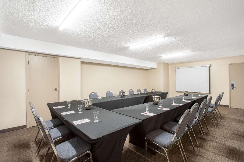 هتل Quality Inn & Conference Centre Kingston Central