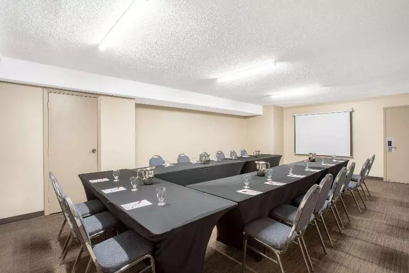 Hotel Quality Inn & Conference Centre Kingston Central