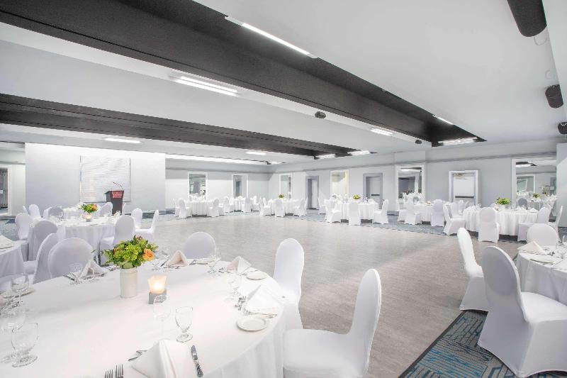 هتل Quality Inn & Conference Centre Kingston Central