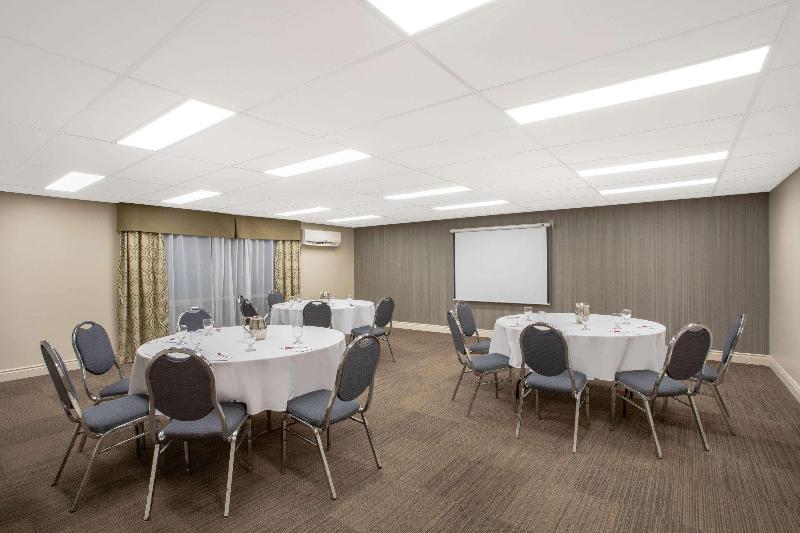 هتل Quality Inn & Conference Centre Kingston Central