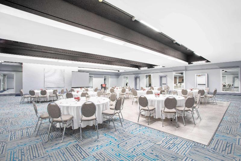 هتل Quality Inn & Conference Centre Kingston Central