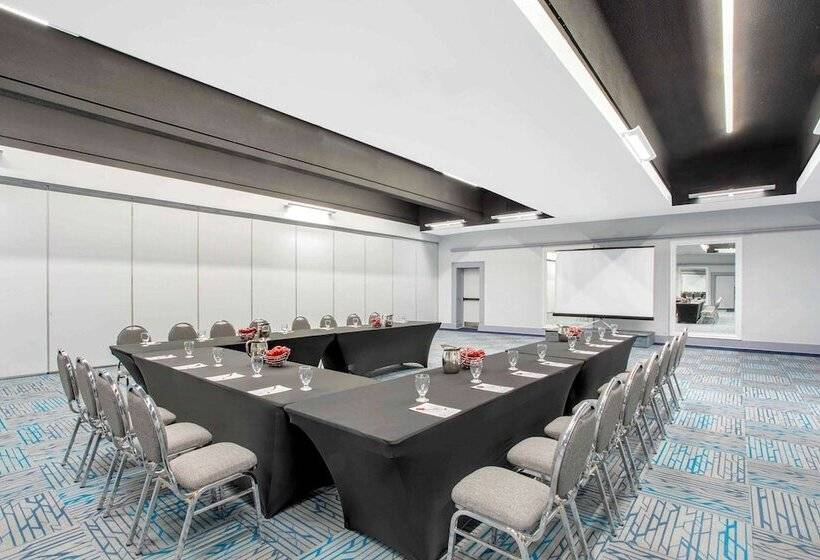 هتل Quality Inn & Conference Centre Kingston Central