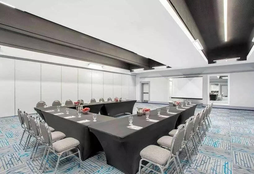 Hotel Quality Inn & Conference Centre Kingston Central