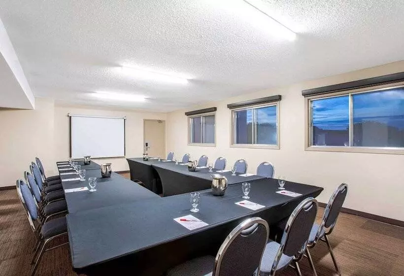Hotel Quality Inn & Conference Centre Kingston Central
