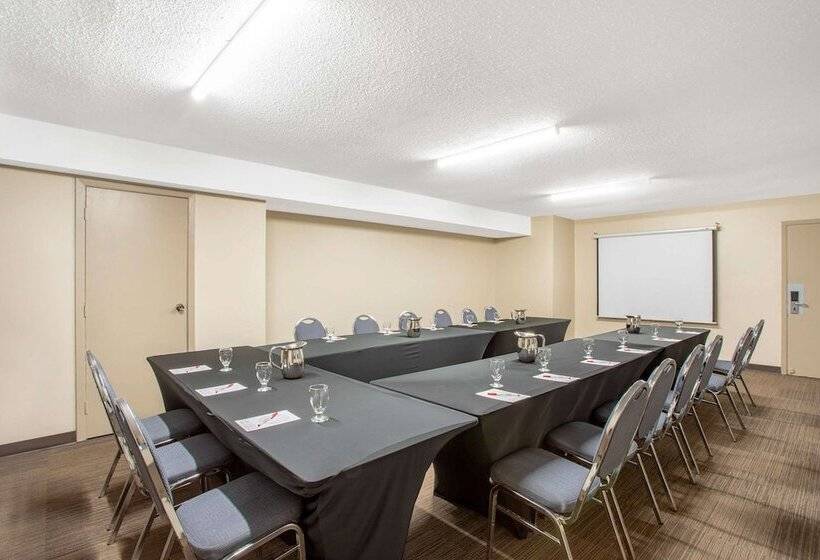 هتل Quality Inn & Conference Centre Kingston Central