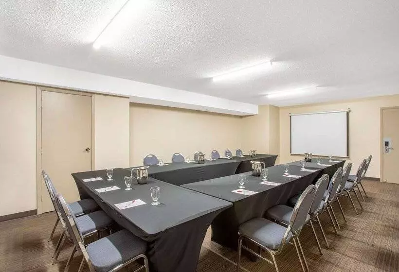 Hotel Quality Inn & Conference Centre Kingston Central
