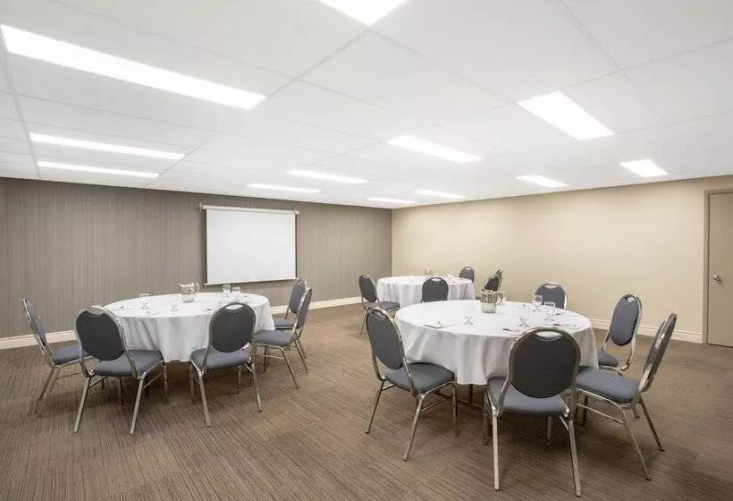 Hotel Quality Inn & Conference Centre Kingston Central