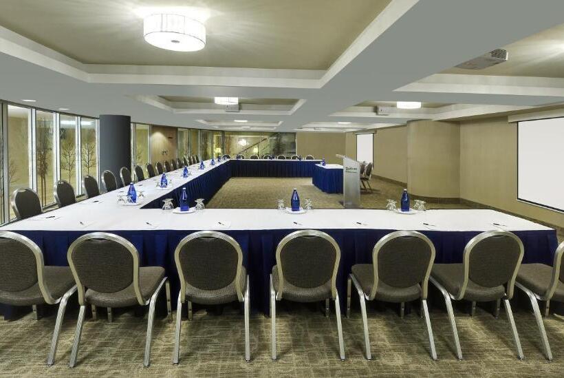 فندق Radisson Blu Toronto Downtown