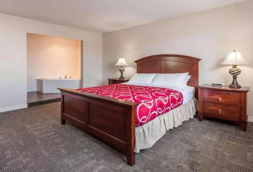 酒店 Super 8 By Wyndham Kirkland Lake