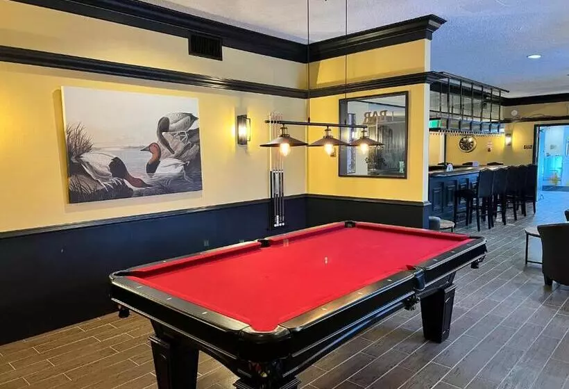 酒店 Super 8 By Wyndham Kirkland Lake