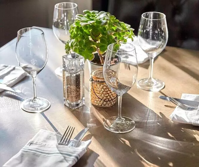 The Hotel Saskatchewan, Autograph Collection