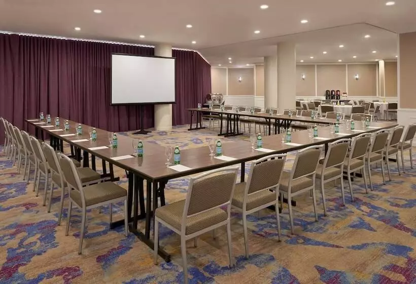 Отель The Westin Toronto Airport