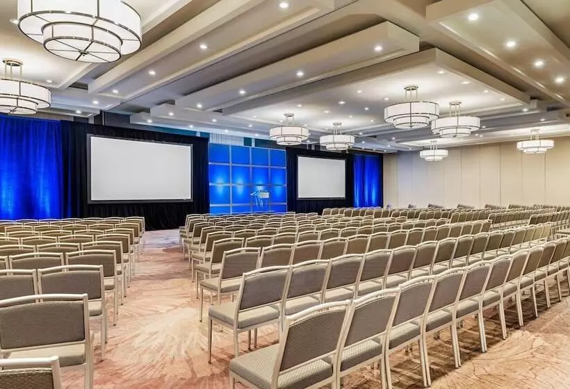 Отель The Westin Toronto Airport