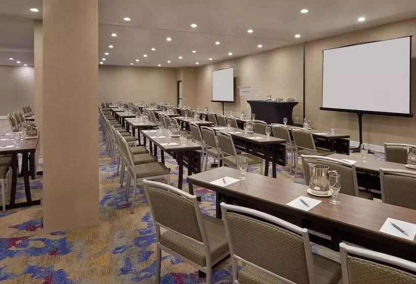 Отель The Westin Toronto Airport