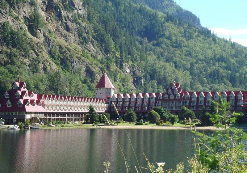 هتل Three Valley Lake Chateau