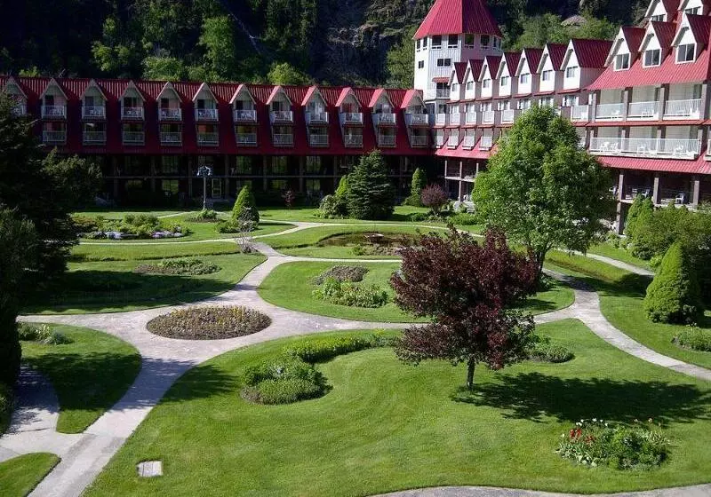 호텔 Three Valley Lake Chateau