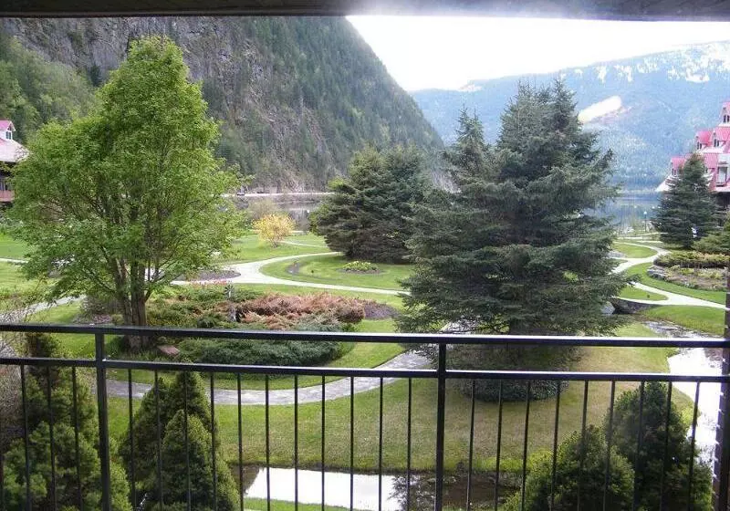 호텔 Three Valley Lake Chateau