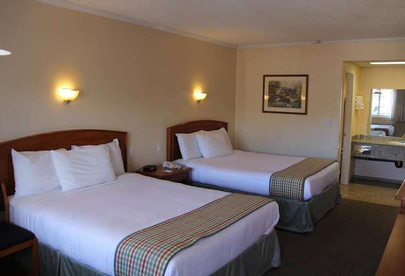 هتل Travelodge By Wyndham Kamloops