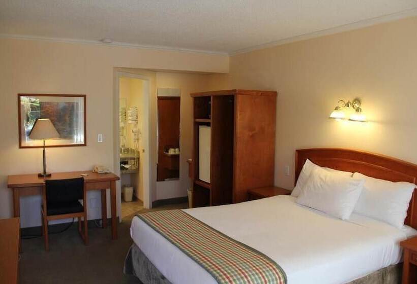 هتل Travelodge By Wyndham Kamloops