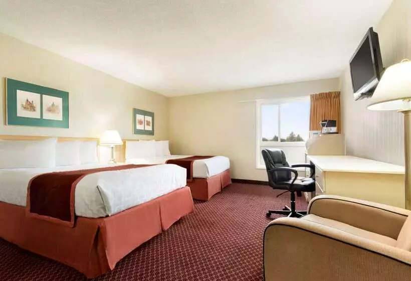 فندق Travelodge By Wyndham Lethbridge