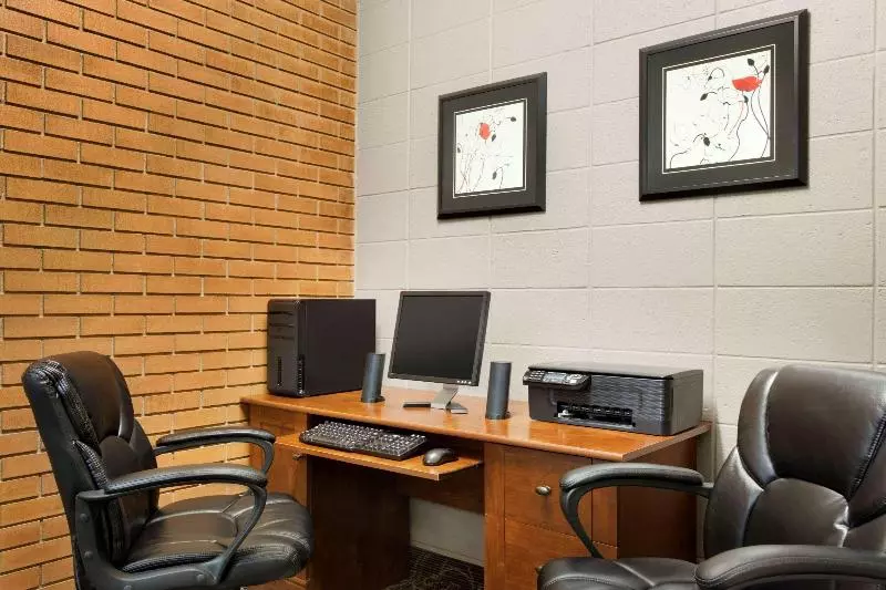 فندق Travelodge By Wyndham Lethbridge