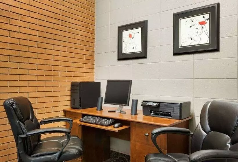 فندق Travelodge By Wyndham Lethbridge