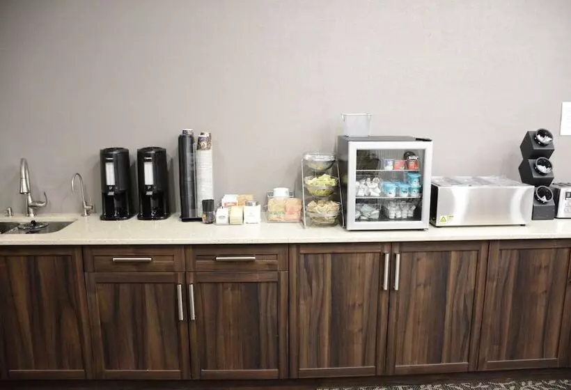 فندق Travelodge By Wyndham Lethbridge