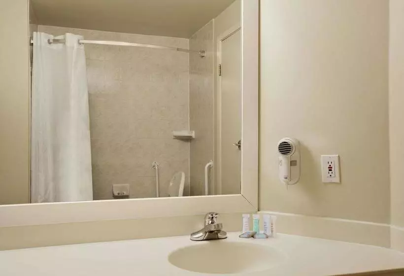 Отель Travelodge By Wyndham Ottawa West