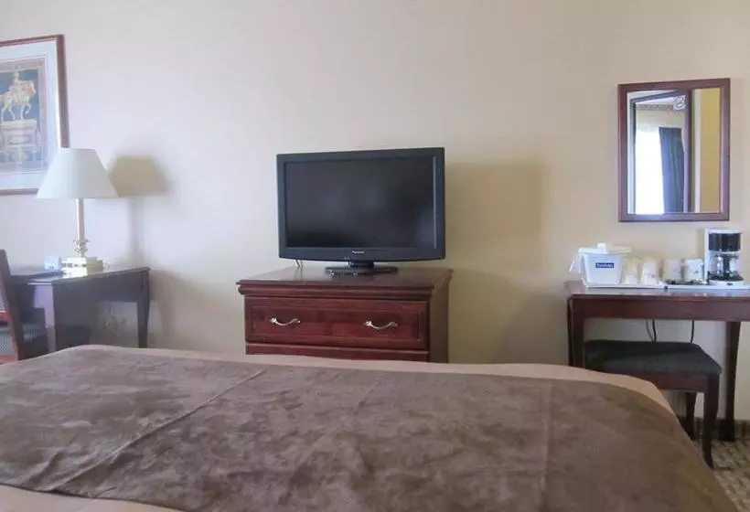 Отель Travelodge By Wyndham Ottawa West