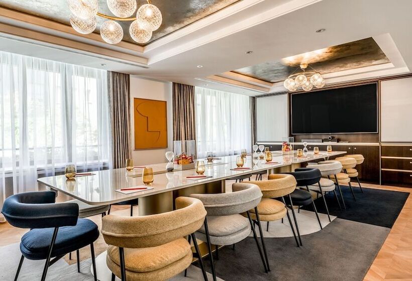 Neues Schloss Privat Hotel Zurich, Autograph Collection