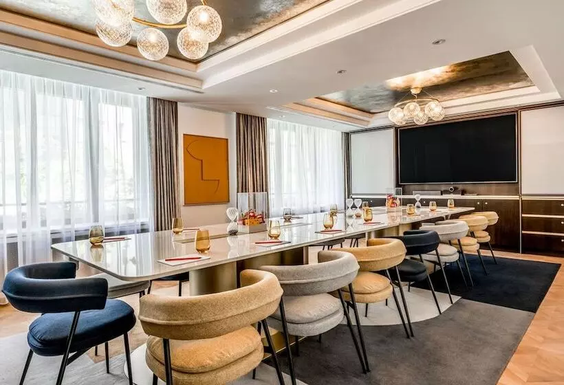 Neues Schloss Privat Hotel Zurich, Autograph Collection