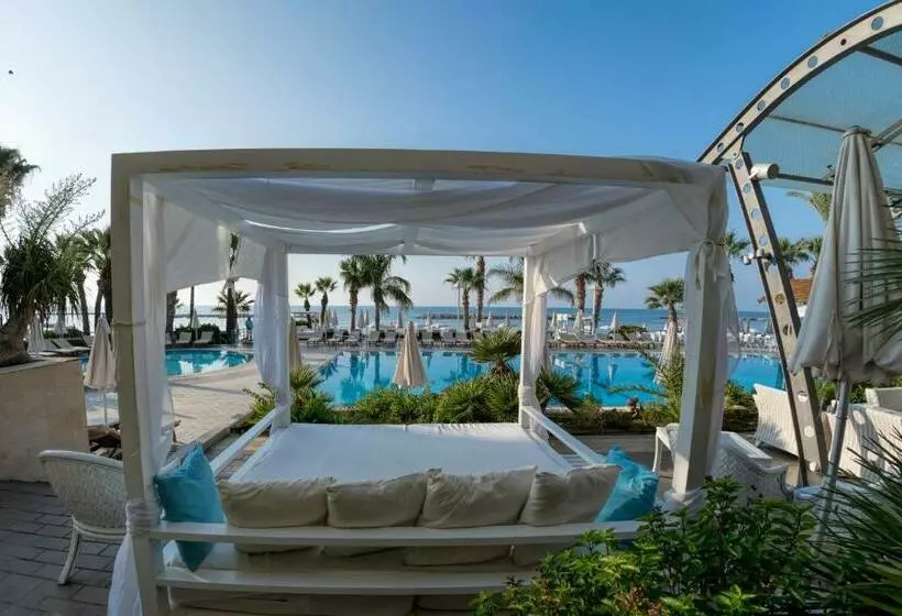 Palm Beach Hotel & Bungalows