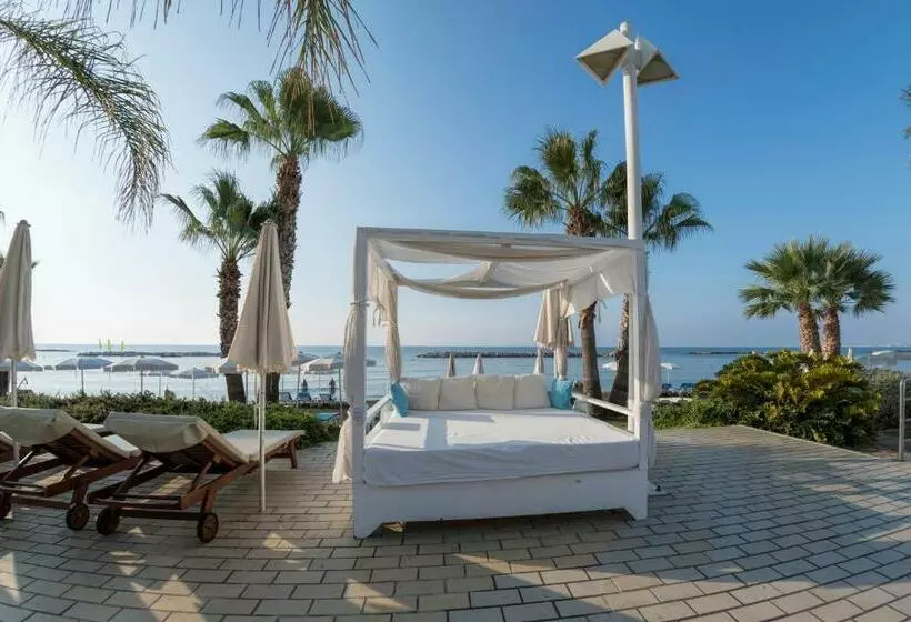 Palm Beach Hotel & Bungalows