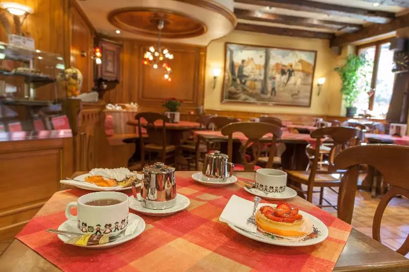 Отель Logis Hôtel De La Cloche