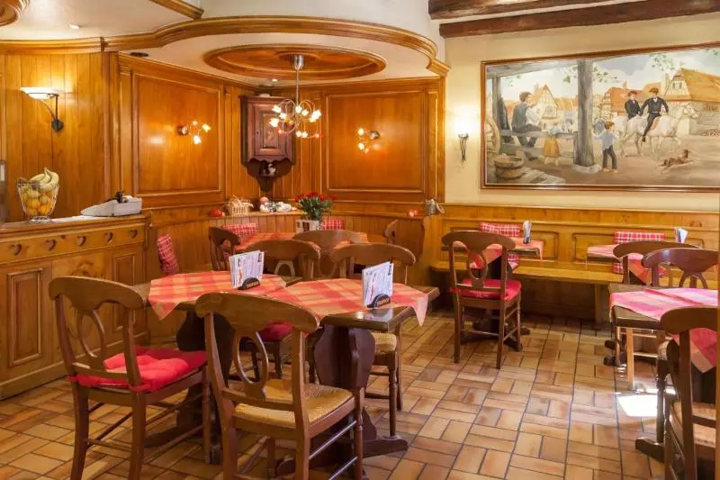 Отель Logis Hôtel De La Cloche