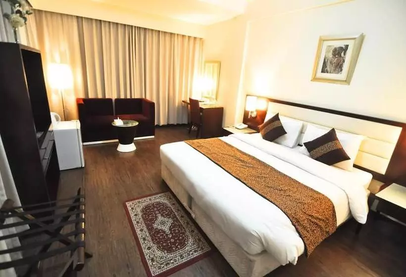 Отель Phoenicia Grand